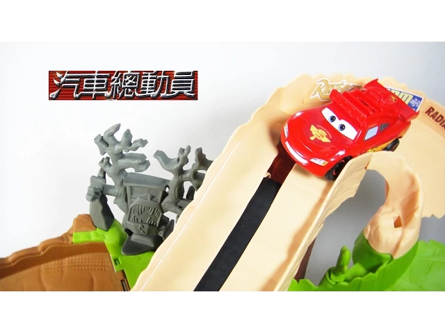 玩迪士尼 汽車總動員 越野版閃電麥坤 越野飆風冠軍杯 賽車坡道 玩具開箱